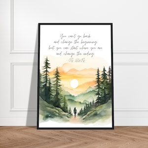 Puede incluir: Una pintura de acuarela de una escena de bosque con una cita de C.S. Lewis: "No puedes volver atrás y cambiar el principio, pero puedes empezar donde estás y cambiar el final." La pintura presenta una puesta de sol sobre una cordillera con una persona caminando por un sendero.