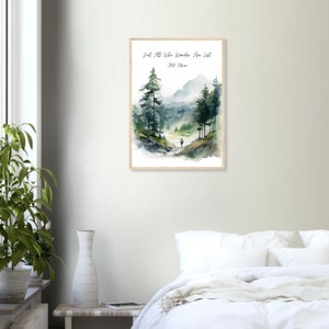 Puede incluir: Una pintura de acuarela de una escena de bosque con una sola figura caminando por un sendero. La cita "Not All Who Wander Are Lost" de J.R.R. Tolkien est&aacute; escrita en la parte superior de la pintura.
