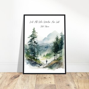 Puede incluir: Una pintura de acuarela de una escena de bosque brumoso con una sola figura caminando por un sendero. La cita "Not All Who Wander Are Lost - J.R.R. Tolkien" est&aacute; impresa en la parte superior de la imagen.