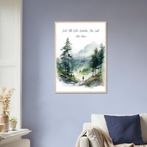 Puede incluir: Una pintura de acuarela de una escena de bosque con una sola figura que se aleja del espectador. La cita "Not all who wander are lost - J.R.R. Tolkien" est&aacute; escrita en la parte superior de la pintura.