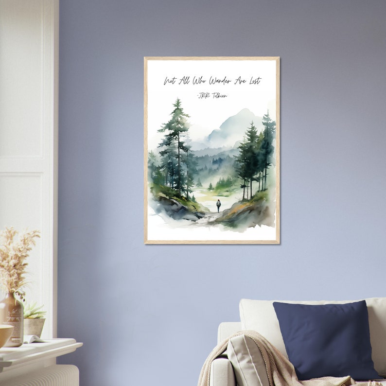 Puede incluir: Una pintura de acuarela de una escena de bosque con una sola figura que se aleja del espectador. La cita "Not all who wander are lost - J.R.R. Tolkien" est&aacute; escrita en la parte superior de la pintura.