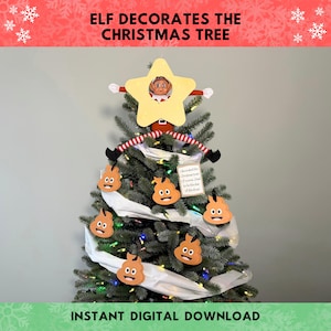 Peut inclure: Un sapin de Noël décoré avec une étoile de sapin en forme d'elfe et des emojis caca. Le sapin est orné de papier toilette. Le texte de l'image indique "ELF DECORATES THE CHRISTMAS TREE" et "INSTANT DIGITAL DOWNLOAD."