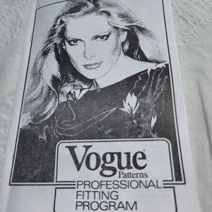 Puede incluir: Una imagen en blanco y negro de una mujer con el pelo largo y rubio. La imagen es para un programa de ajuste profesional de patrones Vogue.