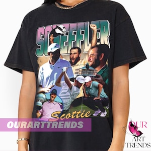 Puede incluir: Camiseta negra con un gráfico de estilo vintage del golfista Scottie Scheffler sosteniendo un trofeo. El gráfico presenta múltiples imágenes de Scheffler en diferentes poses, incluyendo él sosteniendo un palo de golf y celebrando una victoria. El texto "Scottie" está impreso debajo del gráfico.