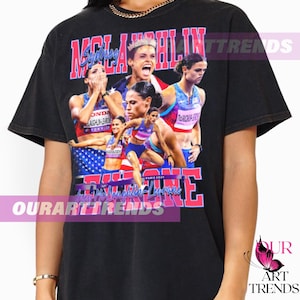 Könnte beinhalten: Ein schwarzes Kurzarm-T-Shirt mit einer Collage aus Sportbildern und dem Text "MCLAUGHLIN" in großen roten Buchstaben oben sowie "THRONE" in großen roten Buchstaben unten, ergänzt durch "Sydney" und "McLaughlin-Levrone" in blauer Schreibschrift.