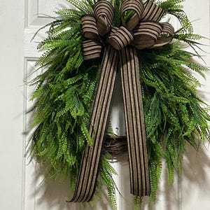 Button Fern Farmhouse Wreath: Grapevine Base, Black & Tan Bow
