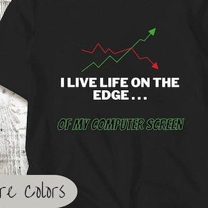 K&ouml;nnte beinhalten: Schwarzes T-Shirt mit einem gr&uuml;nen und roten Liniendiagramm und dem Text "Ich lebe am Rande... meines Computerbildschirms."