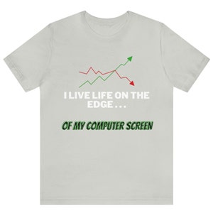 K&ouml;nnte beinhalten: Ein hellgraues T-Shirt mit einem gr&uuml;nen und roten Liniendiagramm und dem Text "Ich lebe am Rande... meines Computerbildschirms".