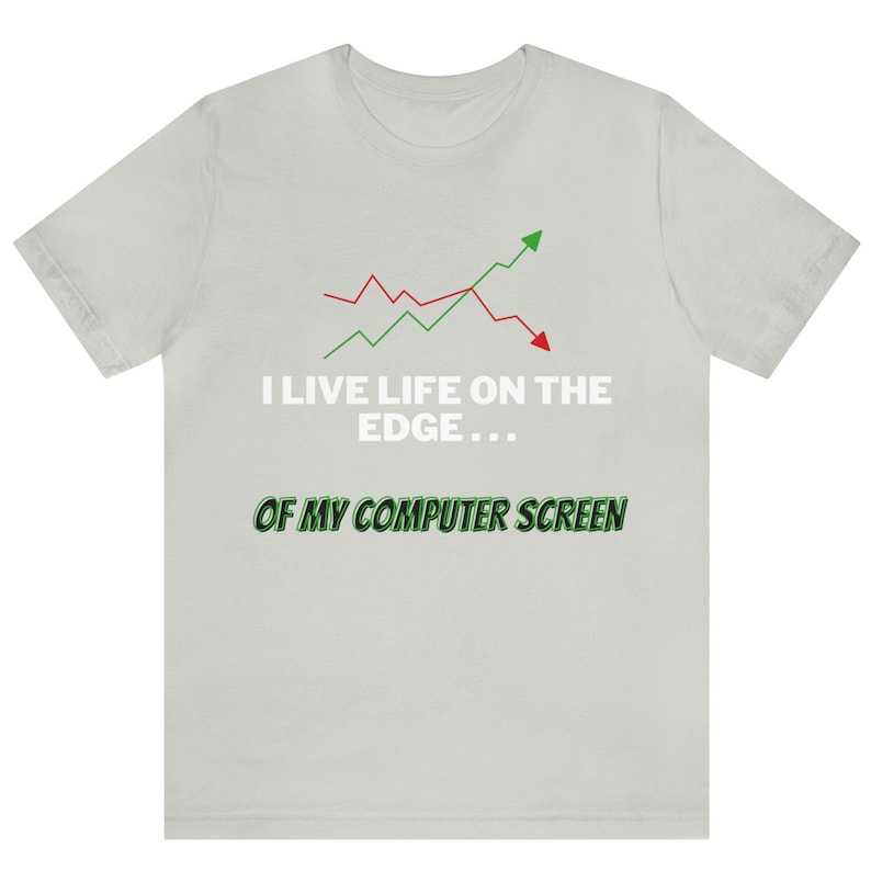 K&ouml;nnte beinhalten: Ein hellgraues T-Shirt mit einem gr&uuml;nen und roten Liniendiagramm und dem Text "Ich lebe am Rande... meines Computerbildschirms".
