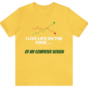 K&ouml;nnte beinhalten: Gelbes T-Shirt mit einem gr&uuml;nen und roten Liniendiagramm und dem Text "Ich lebe am Rande... meines Computerbildschirms".