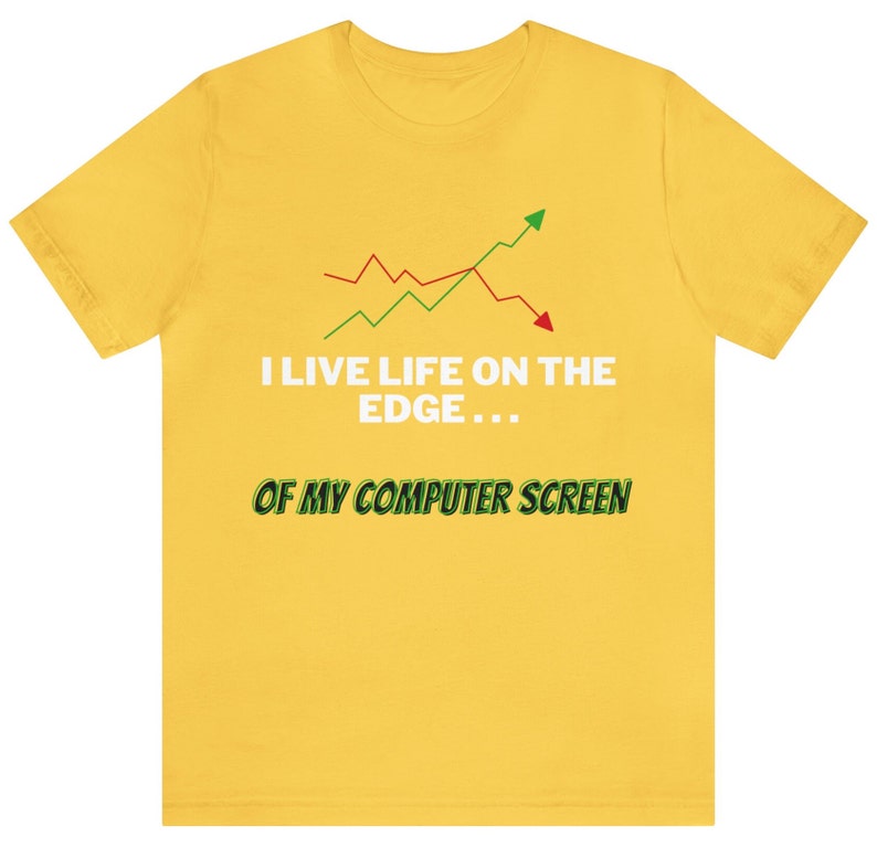 K&ouml;nnte beinhalten: Gelbes T-Shirt mit einem gr&uuml;nen und roten Liniendiagramm und dem Text "Ich lebe am Rande... meines Computerbildschirms".