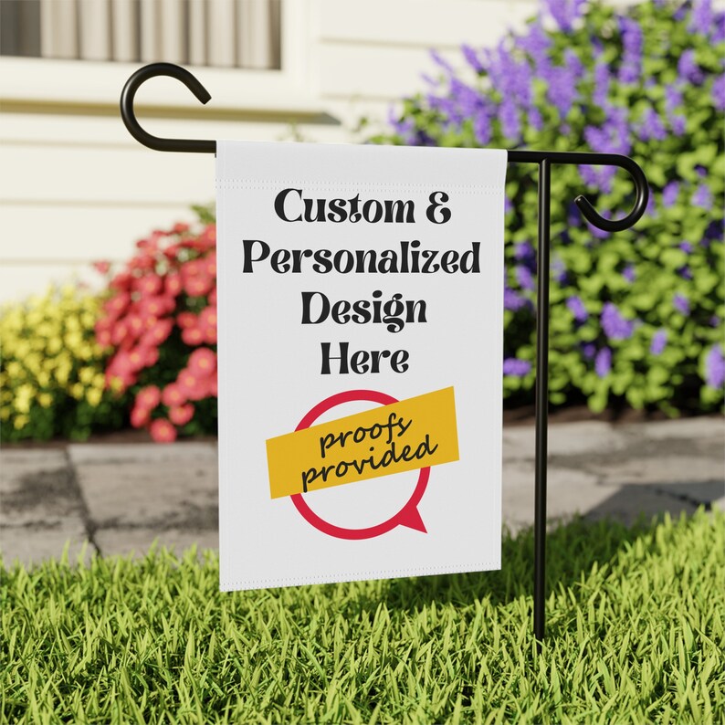 Op de afbeelding: Witte tuin vlag met zwarte tekst die "Custom & Personalized Design Here" zegt met een gele en rode spraakballon die "proofs provided" zegt.