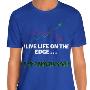 K&ouml;nnte beinhalten: Ein k&ouml;nigsblaues T-Shirt mit einer wei&szlig;en Grafik eines Aktiencharts und dem Text "I live life on the edge... of my computer screen".