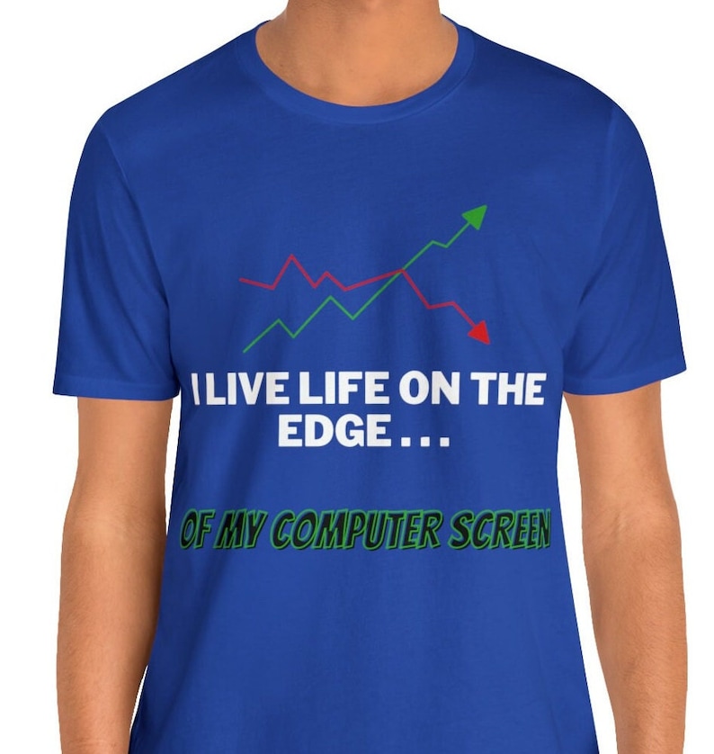 K&ouml;nnte beinhalten: Ein k&ouml;nigsblaues T-Shirt mit einer wei&szlig;en Grafik eines Aktiencharts und dem Text "I live life on the edge... of my computer screen".