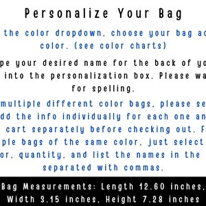 K&ouml;nnte beinhalten: Anleitung zum Personalisieren einer Tasche. W&auml;hlen Sie eine Farbe aus dem Dropdown-Men&uuml; und geben Sie Ihren gew&uuml;nschten Namen in das Personalisierungsfeld ein. Die Tasche misst 12,60 Zoll in der L&auml;nge, 3,15 Zoll in der Breite und 7,28 Zoll in der H&ouml;he.