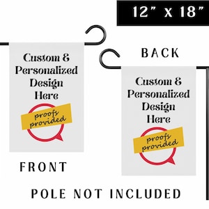 Op de afbeelding: Een witte tuin vlag met zwarte tekst die "Custom & Personalized Design Here" luidt en een rode spraakballon met een gele banner die "proofs provided" luidt. De vlag is 12 inch bij 18 inch en wordt getoond op een zwarte metalen paal. De achterkant van de vlag wordt ook getoond met dezelfde tekst en ontwerp.