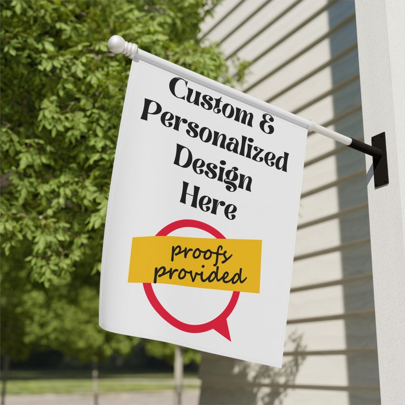 Op de afbeelding: Witte vlag met zwarte tekst die "Custom & Personalized Design Here" luidt en een gele en rode spraakballon die "proofs provided" zegt.