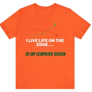 K&ouml;nnte beinhalten: Orangefarbenes T-Shirt mit einer wei&szlig;en Grafik eines Liniendiagramms und dem Text "Ich lebe am Rande... meines Computerbildschirms".
