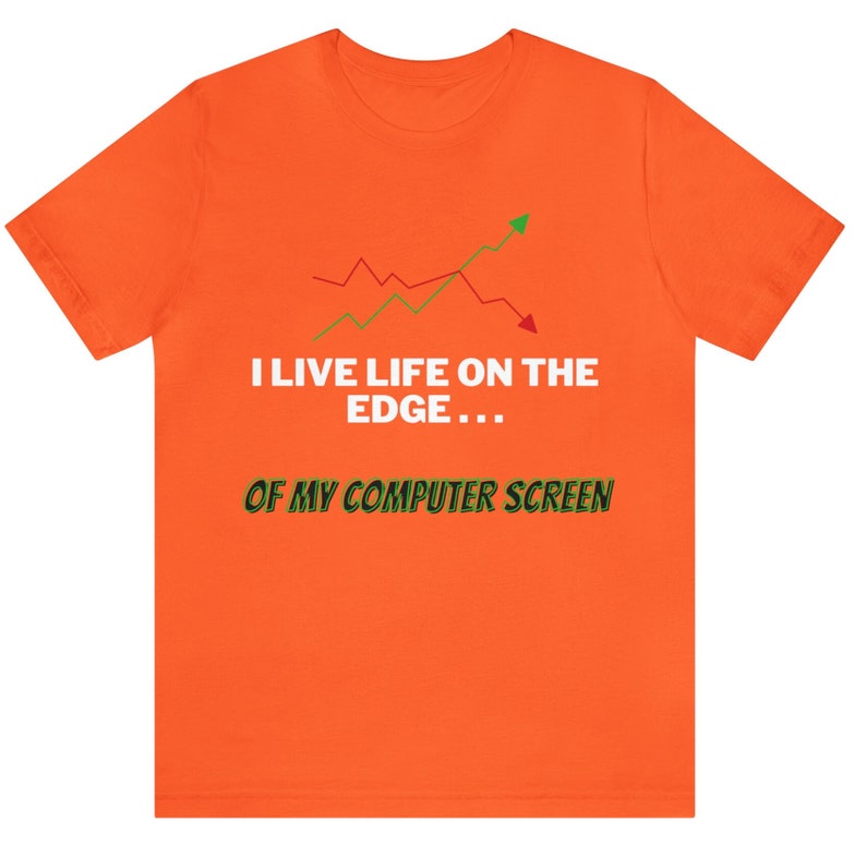 K&ouml;nnte beinhalten: Orangefarbenes T-Shirt mit einer wei&szlig;en Grafik eines Liniendiagramms und dem Text "Ich lebe am Rande... meines Computerbildschirms".