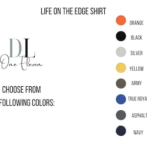 K&ouml;nnte beinhalten: Life on the Edge Shirt, ein T-Shirt mit dem Text "DL One Eleven" in gr&uuml;ner und schwarzer Schrift. W&auml;hlen Sie aus folgenden Farben: Orange, Schwarz, Silber, Gelb, Armee, K&ouml;nigsblau, Asphalt, Marine.