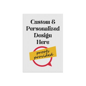 Op de afbeelding: Witte tuin vlag met zwarte tekst die "Custom & Personalized Design Here" luidt en een rode cirkel met een gele spraakballon die "proofs provided" luidt.