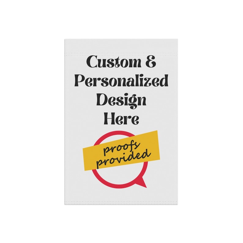 Op de afbeelding: Witte tuin vlag met zwarte tekst die "Custom & Personalized Design Here" luidt en een rode cirkel met een gele spraakballon die "proofs provided" luidt.