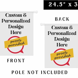 Op de afbeelding: Een witte vlag met een rode spraakballon en gele tekst die "proofs provided" zegt. De tekst "Custom & Personalized Design Here" is op de vlag gedrukt. De vlag is 24,5 inch bij 32 inch. De achterkant van de vlag heeft hetzelfde ontwerp.