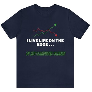 K&ouml;nnte beinhalten: Marineblaues T-Shirt mit einem gr&uuml;nen und roten Liniendiagramm und dem Text "Ich lebe am Rande... meines Computerbildschirms".