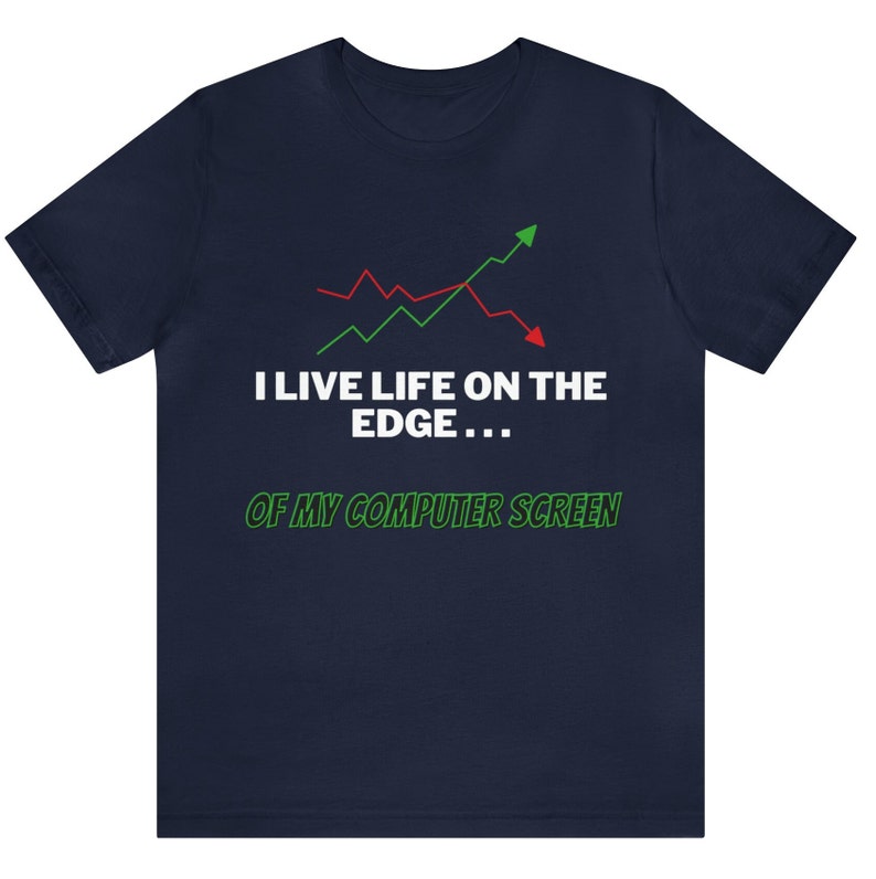 K&ouml;nnte beinhalten: Marineblaues T-Shirt mit einem gr&uuml;nen und roten Liniendiagramm und dem Text "Ich lebe am Rande... meines Computerbildschirms".