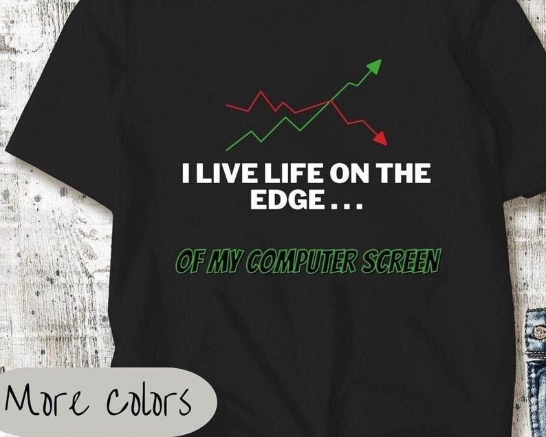 K&ouml;nnte beinhalten: Schwarzes T-Shirt mit einem gr&uuml;nen und roten Liniendiagramm und dem Text "Ich lebe am Rande... meines Computerbildschirms."
