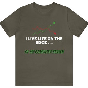 K&ouml;nnte beinhalten: Ein dunkelgr&uuml;nes T-Shirt mit einer wei&szlig;en Grafik eines roten und gr&uuml;nen Liniendiagramms. Der Text "I live life on the edge... of my computer screen" ist auf das T-Shirt gedruckt.