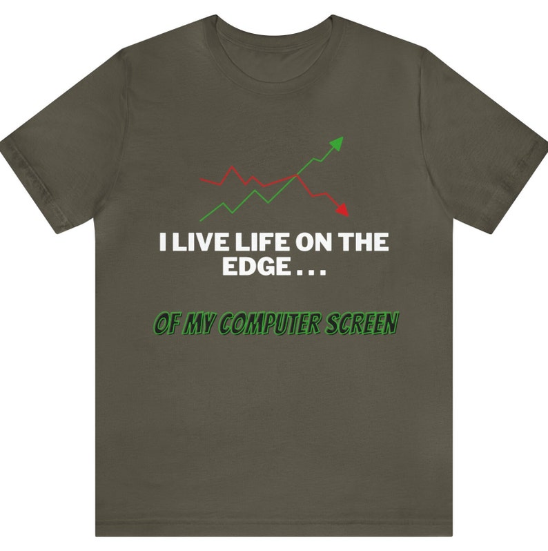 K&ouml;nnte beinhalten: Ein dunkelgr&uuml;nes T-Shirt mit einer wei&szlig;en Grafik eines roten und gr&uuml;nen Liniendiagramms. Der Text "I live life on the edge... of my computer screen" ist auf das T-Shirt gedruckt.