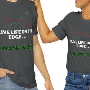 K&ouml;nnte beinhalten: Zwei Personen tragen dunkelgraue T-Shirts mit einer wei&szlig;en Grafik eines gr&uuml;nen und roten Liniendiagramms und dem Text "Ich lebe am Rande... meines Computerbildschirms".