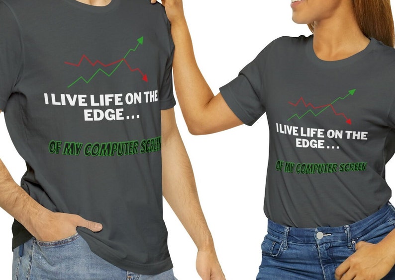 K&ouml;nnte beinhalten: Zwei Personen tragen dunkelgraue T-Shirts mit einer wei&szlig;en Grafik eines gr&uuml;nen und roten Liniendiagramms und dem Text "Ich lebe am Rande... meines Computerbildschirms".