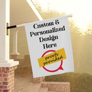 Op de afbeelding: Witte vlag met zwarte tekst die "Custom & Personalized Design Here" luidt met een gele en rode spraakballon die "proofs provided" zegt.