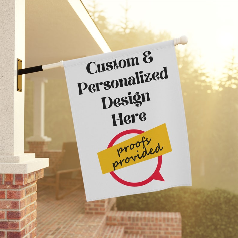 Op de afbeelding: Witte vlag met zwarte tekst die "Custom & Personalized Design Here" luidt met een gele en rode spraakballon die "proofs provided" zegt.