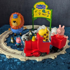 Peppa pig day out at the Zoo playset with train track