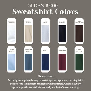 Pu&ograve; includere: Un grafico che mostra le diverse opzioni di colore per le felpe Gildan 18000. I colori includono bianco, sabbia, cenere, nero, cioccolato scuro, azzurro, blu indaco, blu navy, bordeaux e verde bosco.