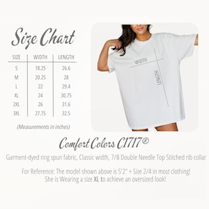 K&ouml;nnte beinhalten: Gr&ouml;&szlig;entabelle f&uuml;r ein T-Shirt mit Ma&szlig;en in Zoll. Die Tabelle zeigt die Breite und L&auml;nge des T-Shirts in den Gr&ouml;&szlig;en S, M, L, XL, 2XL und 3XL. Der Text "Comfort Colors C1717&reg;" befindet sich am unteren Rand der Tabelle. Der Text unter der Tabelle lautet "Garment-dyed ring spun fabric, Classic width, 7/8 Double Needle Top Stitched rib collar. For Reference: The model shown above is 5'2" + Size 2/4 in most clothing! She is Wearing a size XL to achieve an oversized look!"