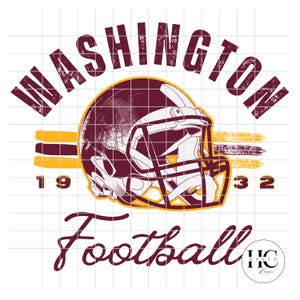 Puede incluir: Un gráfico de estilo vintage que presenta un casco de fútbol en color burdeos y dorado con el texto "WASHINGTON" en una fuente negra desgastada y "1932" en números dorados. El texto "Football" está escrito en una fuente cursiva debajo del casco.