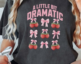 Camiseta Comfort Colors Strawberry Bow – Camiseta con estética cottagecore