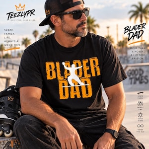Op de afbeelding: Een zwart t-shirt met korte mouwen met de oranje tekst BLADER DAD en een wit silhouet van een persoon op inline skates in het midden. Het shirt bevat de tekst TEEZLYPR, SKATE. FAMILY. LIFE. ALWAYS A GOOD TIME. en BLADER DAD.