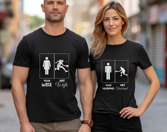 Op de afbeelding: Twee zwarte T-shirts met een wit grafisch ontwerp. De grafiek op het linker T-shirt toont een vrouw die tennis speelt met de tekst "Your Wife" en "My Wife". De grafiek op het rechter T-shirt toont een man die tennis speelt met de tekst "Your Husband" en "My Husband".