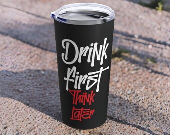 Pode incluir: Um copo de aço inoxidável preto com uma inscrição branca que diz "Drink First Think Later". As palavras "Think Later" estão em vermelho.
