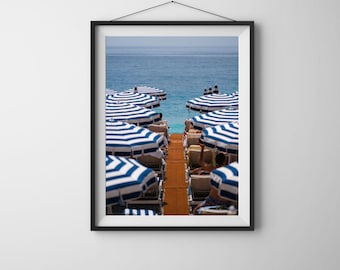 Impression plage Nice France : parapluies bleus et blancs, art côtier de la Côte d'Azur