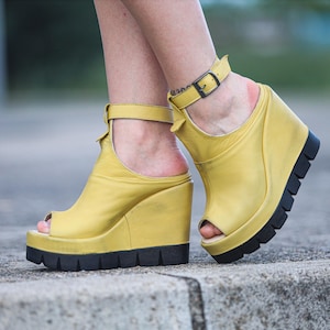 Handgefertigte Gelbe Leder Plateau Keilsandalen: Chunky Lug Sole