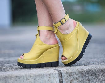 Handgefertigte Gelbe Leder Plateau Keilsandalen: Chunky Lug Sole