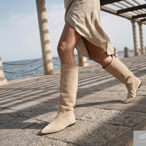 Botas altas de ante beige hasta la rodilla: botas altas minimalistas de cuero plano para mujer
