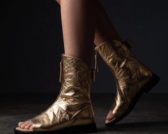 Buty Avant Garde z odkrytymi palcami VIRA Molten Gold | Metaliczne skórzane sandały | Buty zapinane na zamek z przodu | Dopasowane buty