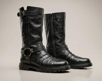 Herren Schwarz Leder Kniehohe Stiefel - Avantgarde Biker Harness Stil - Custom Fit Handmade Schuhe